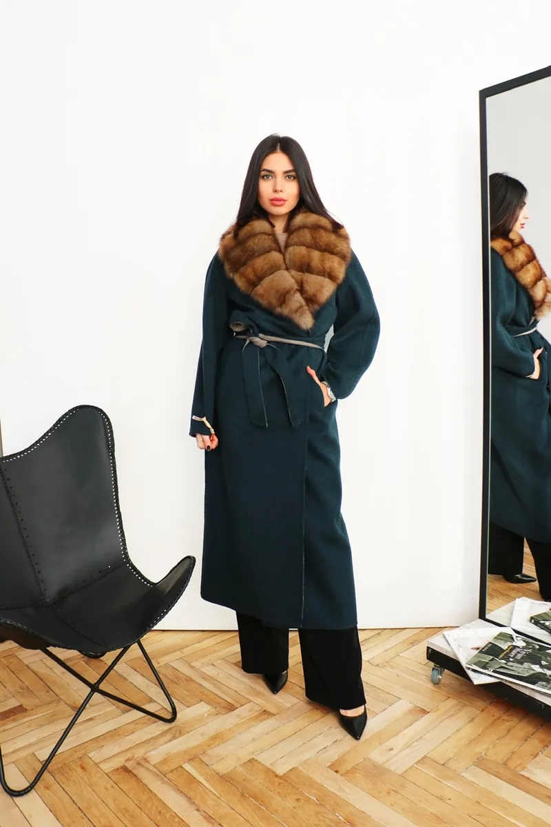 Coat in emerald color with sable fur