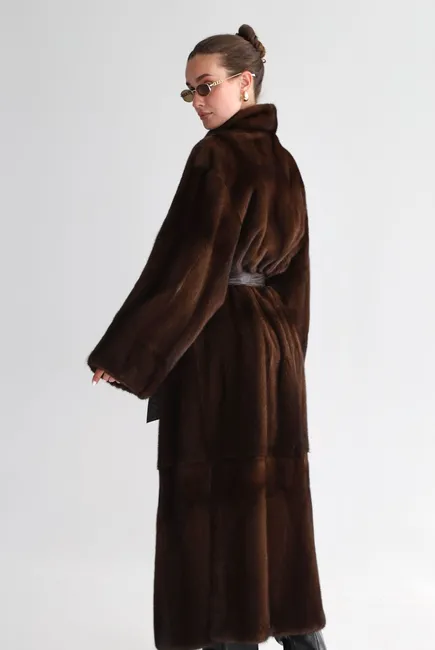 Maxi-length mink fur coat in the Brown shade
