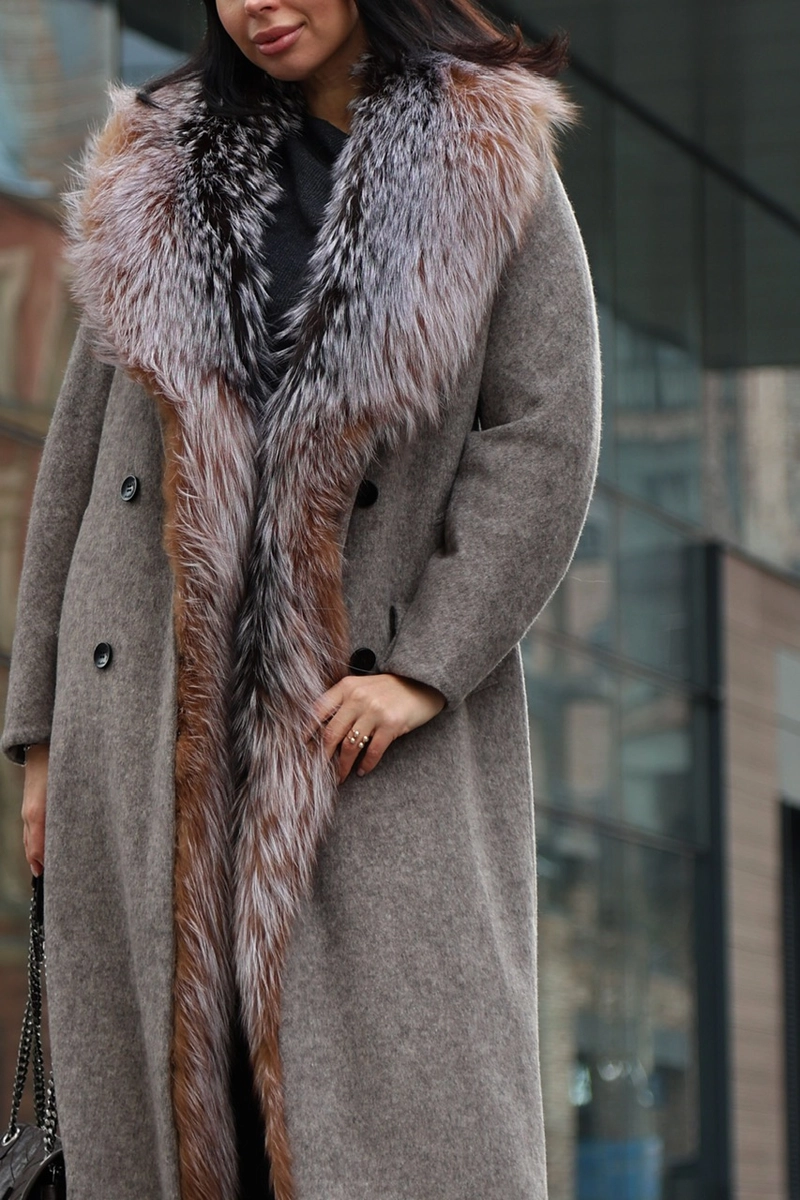 Cashmere coat with fox fur trim