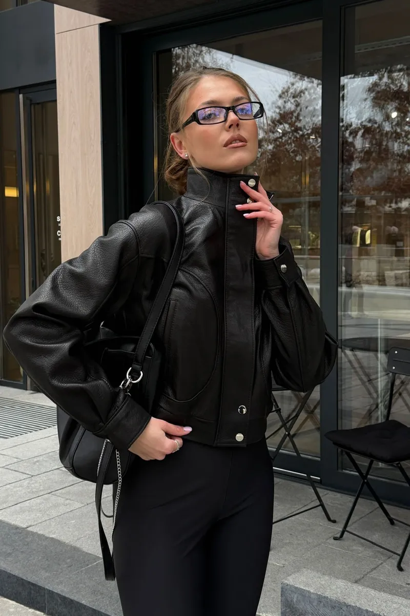 Cropped jacket made of textured leather in black