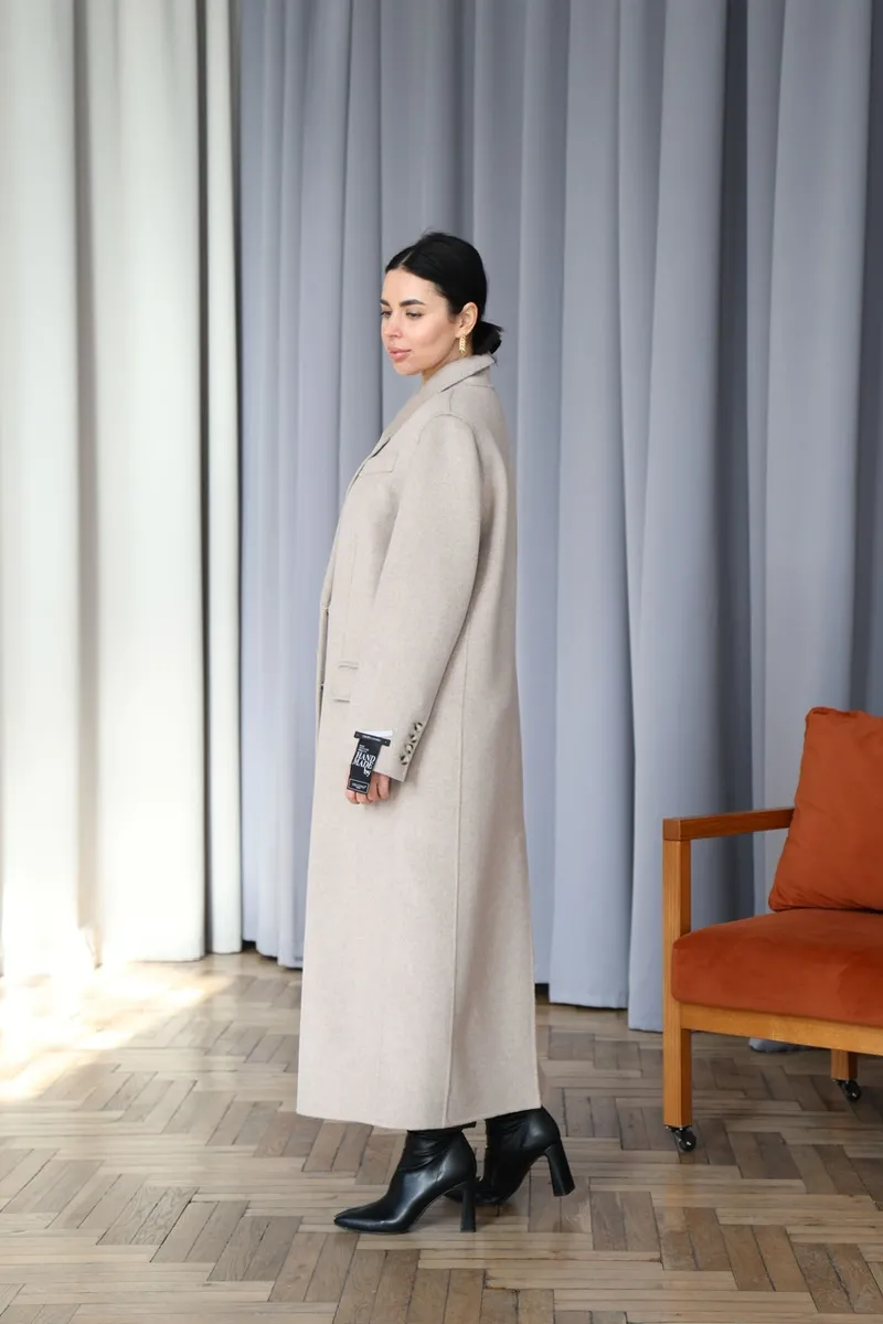 A full-length coat in a melange color