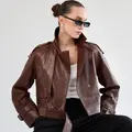 Укорочена куртка з фактурної шкіри у кольорі «фундук»