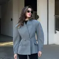 Приталений жакет у сірому кольорі 