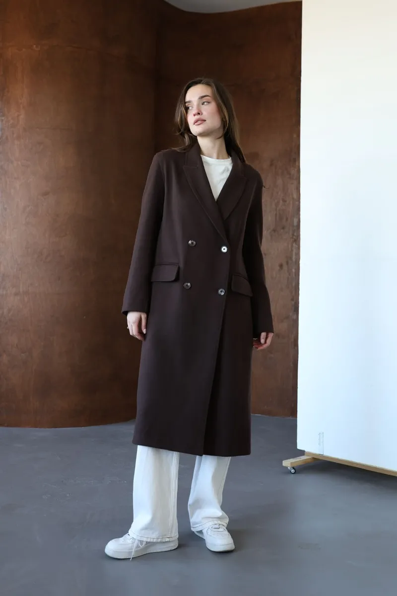 Classic cashmere coat in a trendy chocolate color