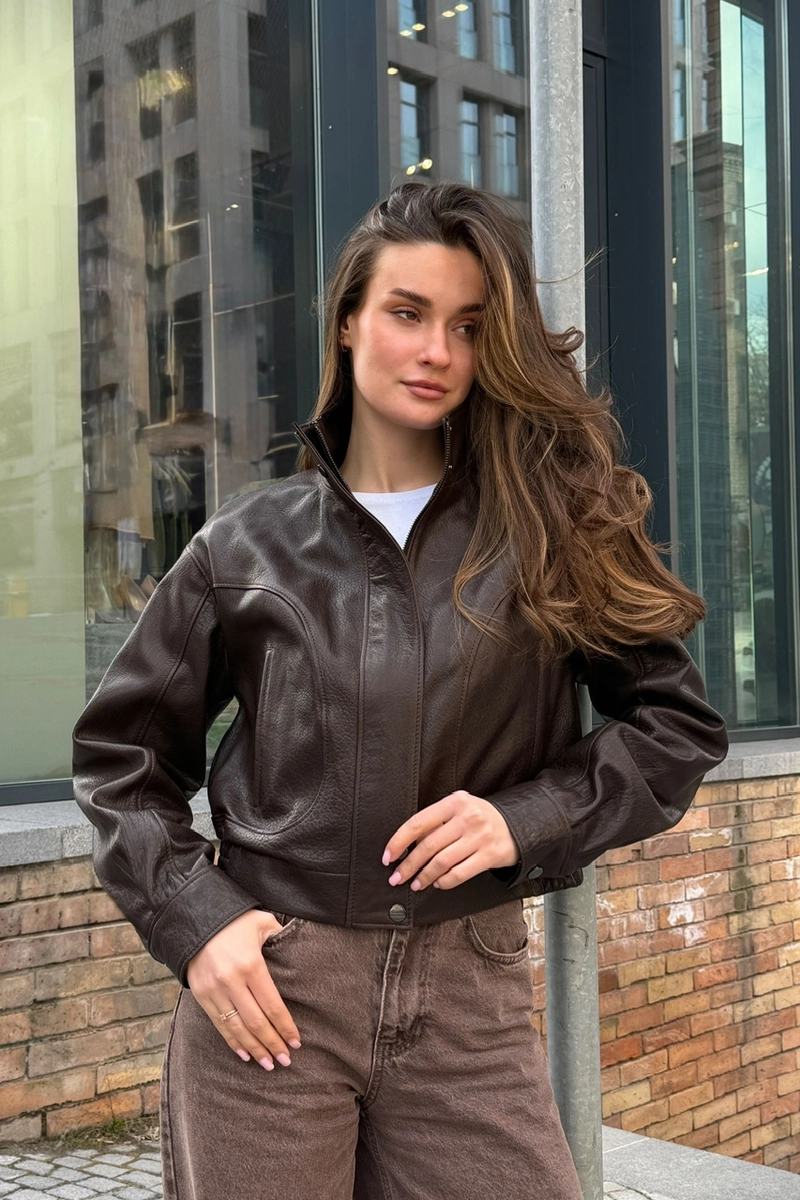 Cropped jacket made of textured leather in brown
