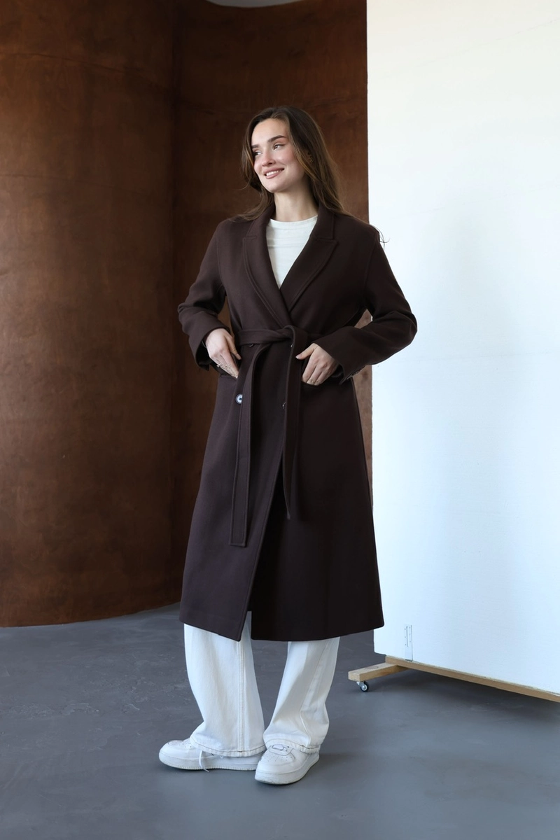 Classic cashmere coat in a trendy chocolate color
