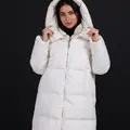 Белый пуховик с манишкой