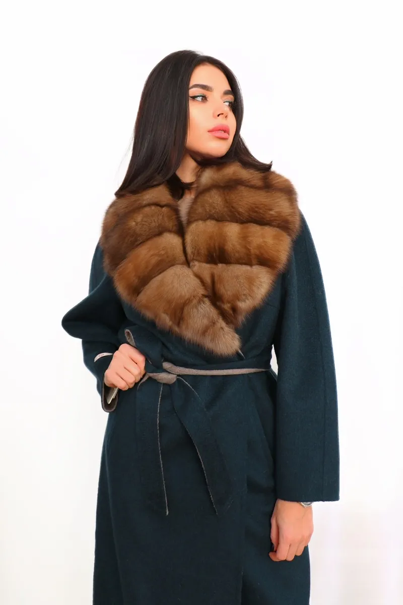 Coat in emerald color with sable fur