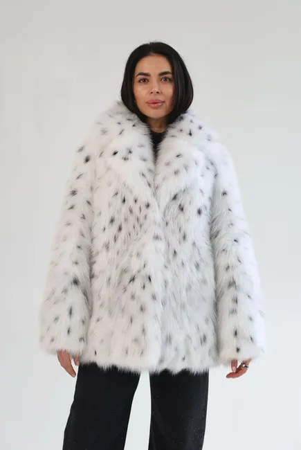 Canadian fox fur coat with hand-inlaid spots resembling lynx fur Canadian fox fur coat with hand-inlaid spots resembling lynx fur