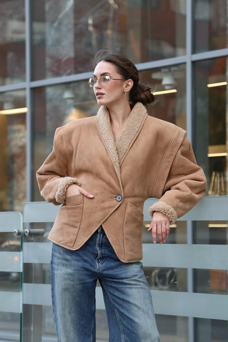 Fitted shearling coat in vintage style