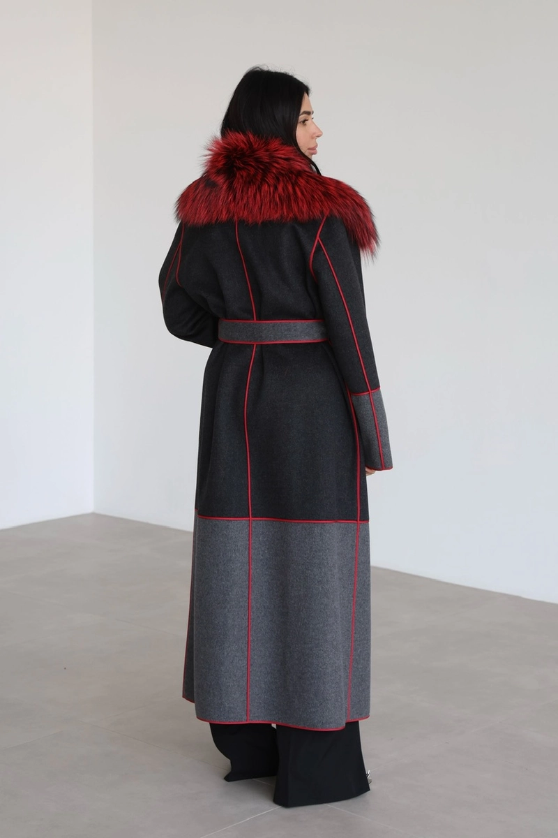 Exclusive cashmere coat with vibrant fox fur