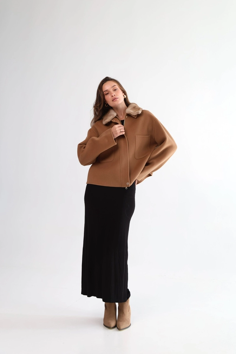 Short coat made of cashmere and wool in camel color
