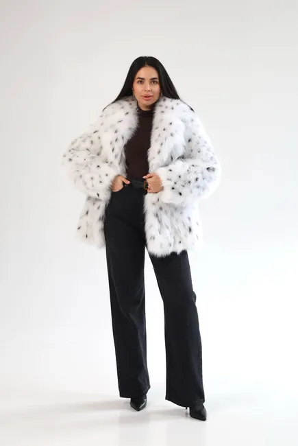 Canadian fox fur coat with hand-inlaid spots resembling lynx fur Canadian fox fur coat with hand-inlaid spots resembling lynx fur