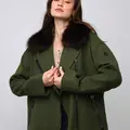 Укороченное пальто в цвете оливы с мехом куницы фишер