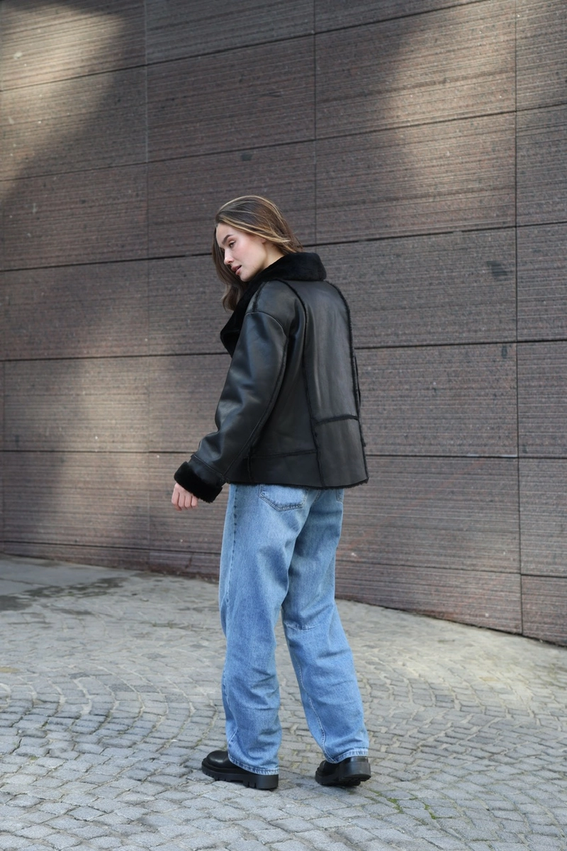 Relaxed-fit shearling coat with an English collar