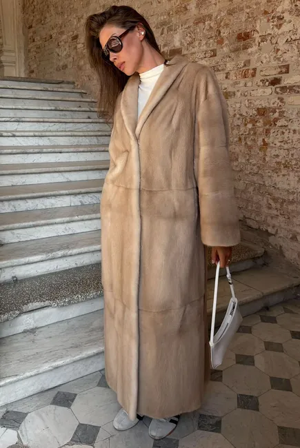 Норковая шуба maxi длины в оттенке Palomino Норковая шуба maxi длины в оттенке Palomino