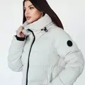 Белый пуховик с капюшоном 