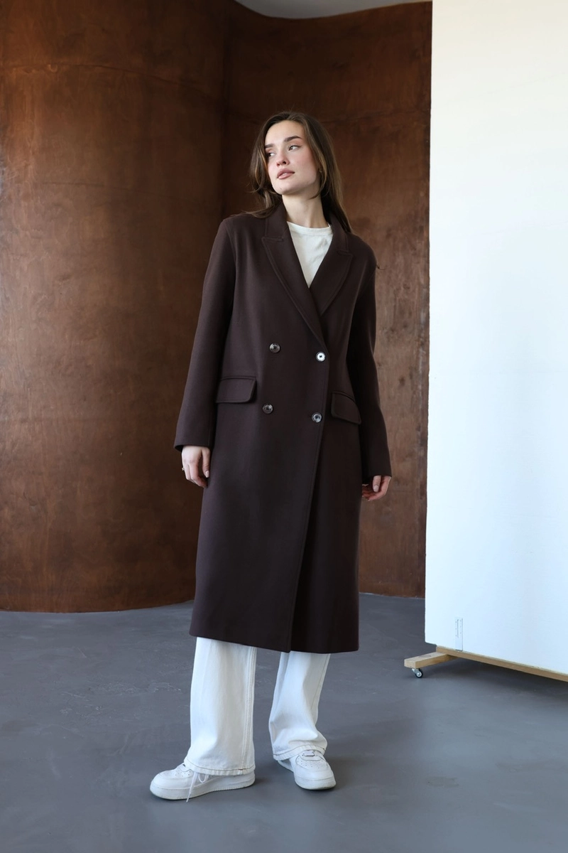 Classic cashmere coat in a trendy chocolate color