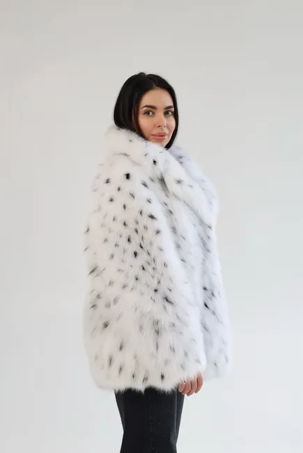 Canadian fox fur coat with hand-inlaid spots resembling lynx fur Canadian fox fur coat with hand-inlaid spots resembling lynx fur