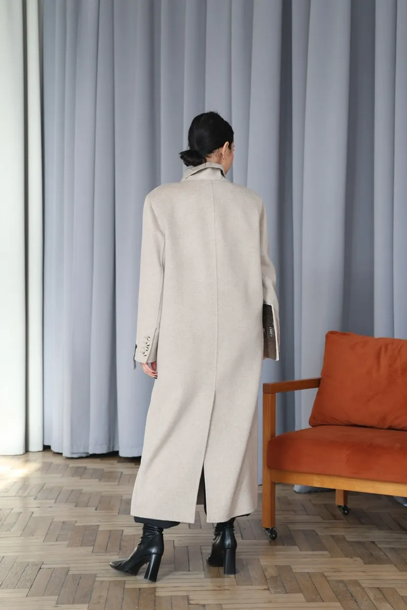 A full-length coat in a melange color