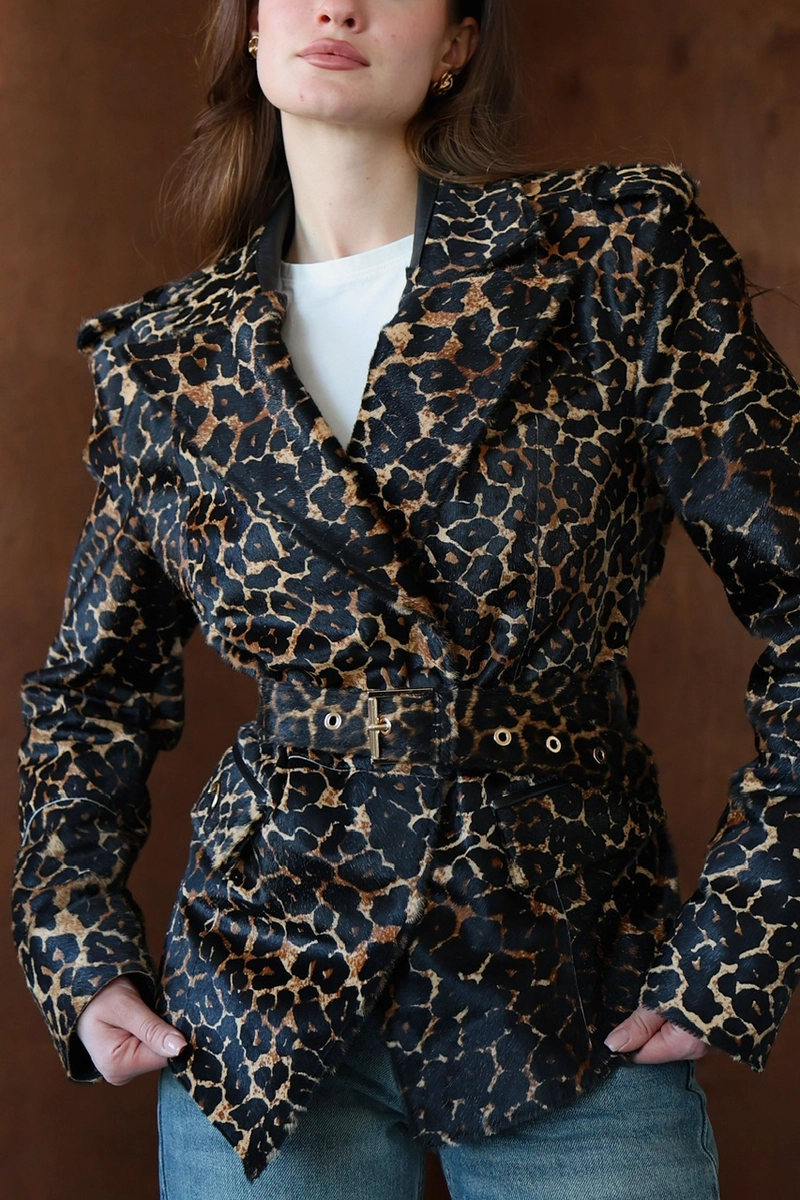 Fitted jacket in Leo print