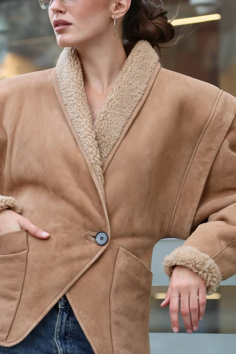 Fitted shearling coat in vintage style