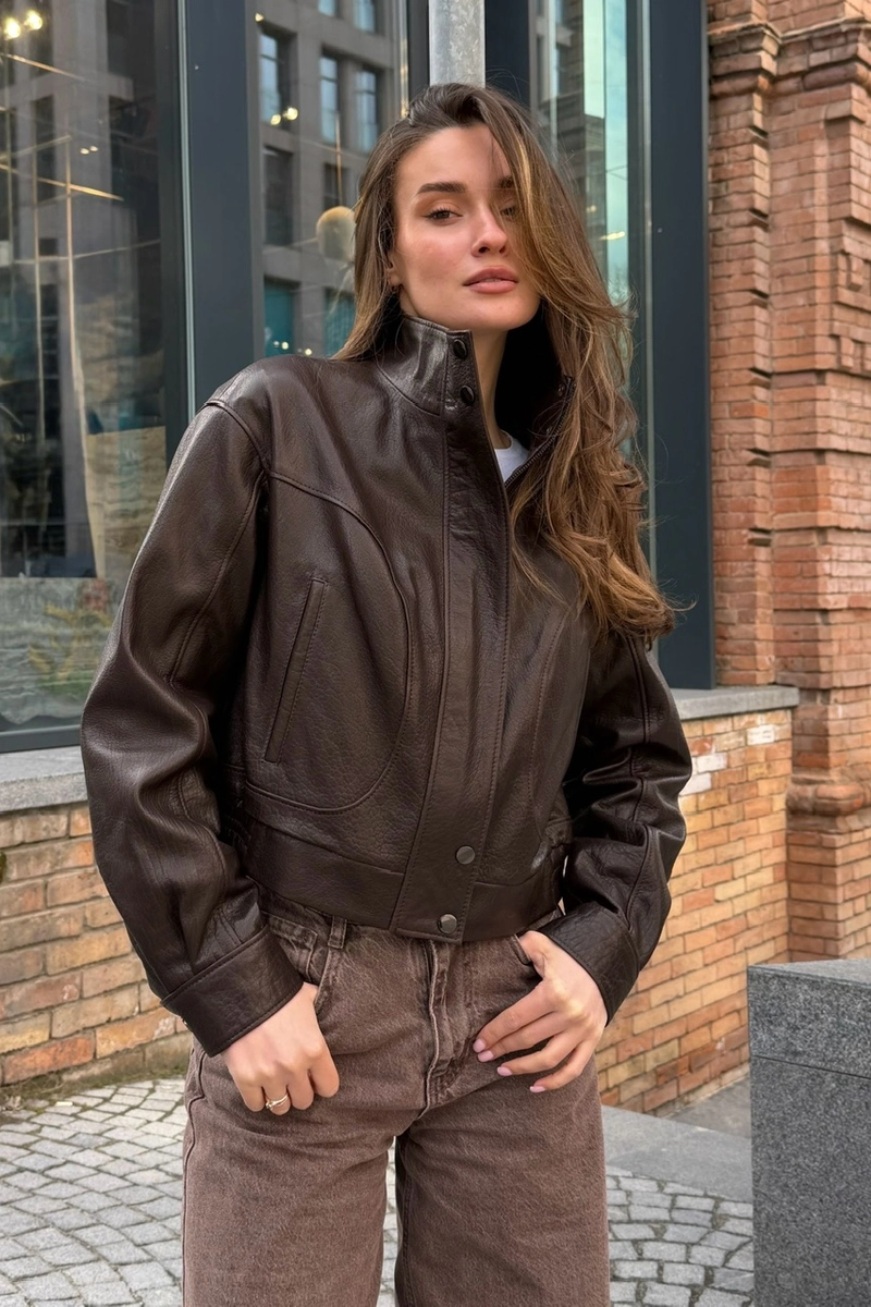 Cropped jacket made of textured leather in brown