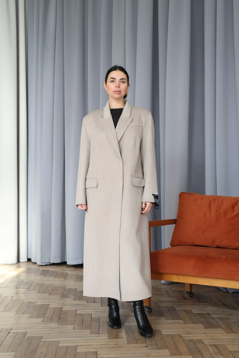A full-length coat in a melange color