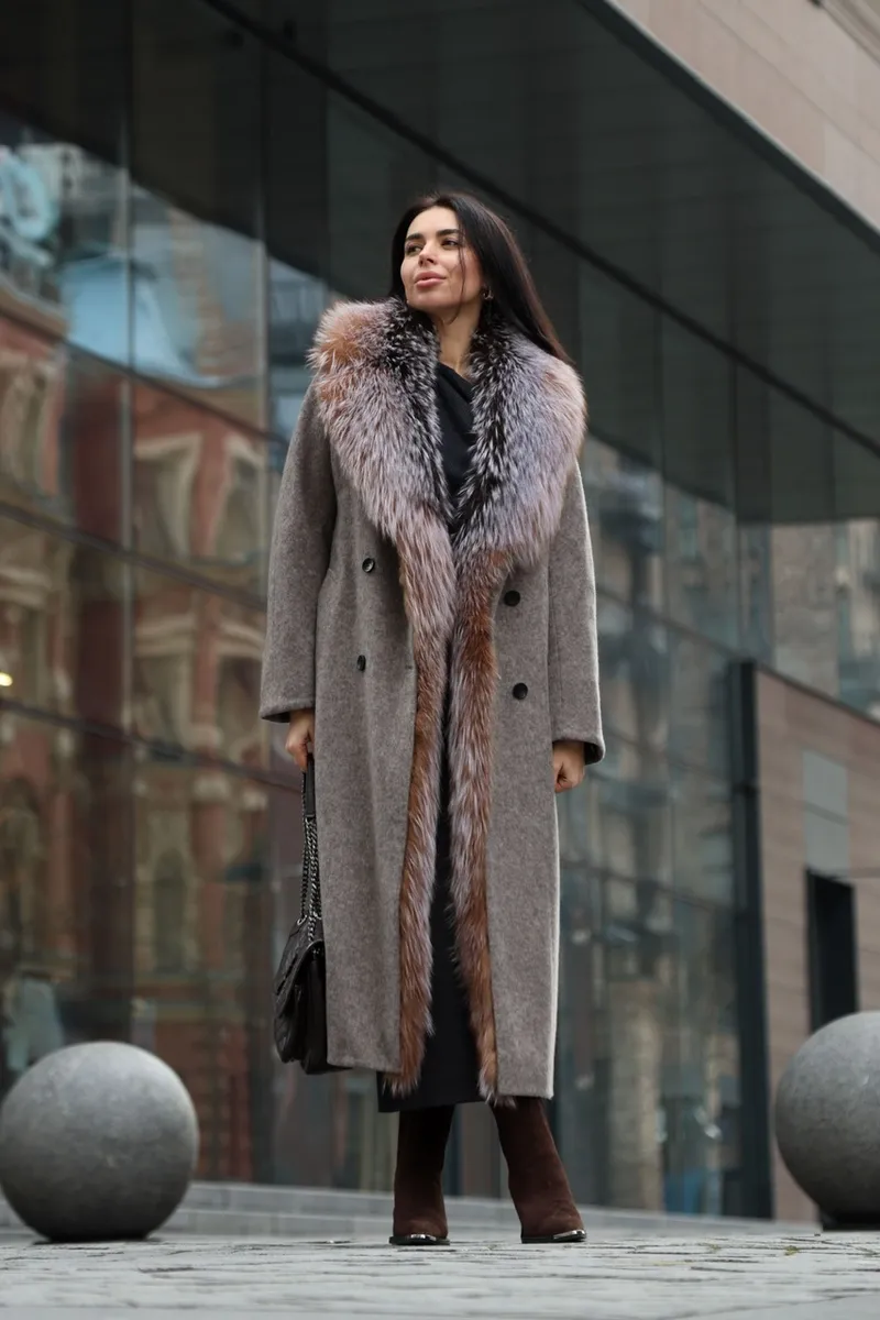 Cashmere coat with fox fur trim