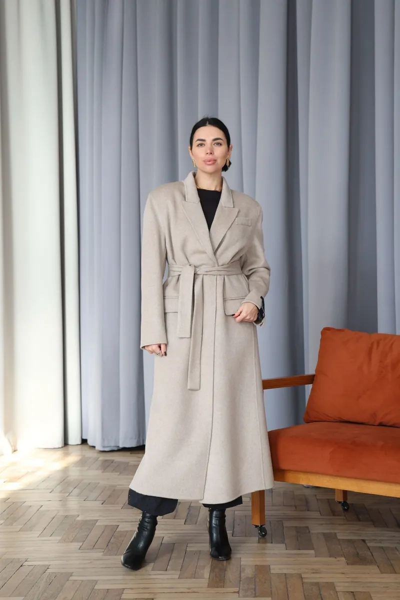 A full-length coat in a melange color