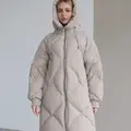 Бежевый пуховик с капюшоном 