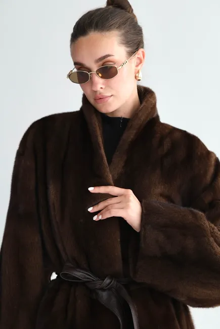 Maxi-length mink fur coat in the Brown shade