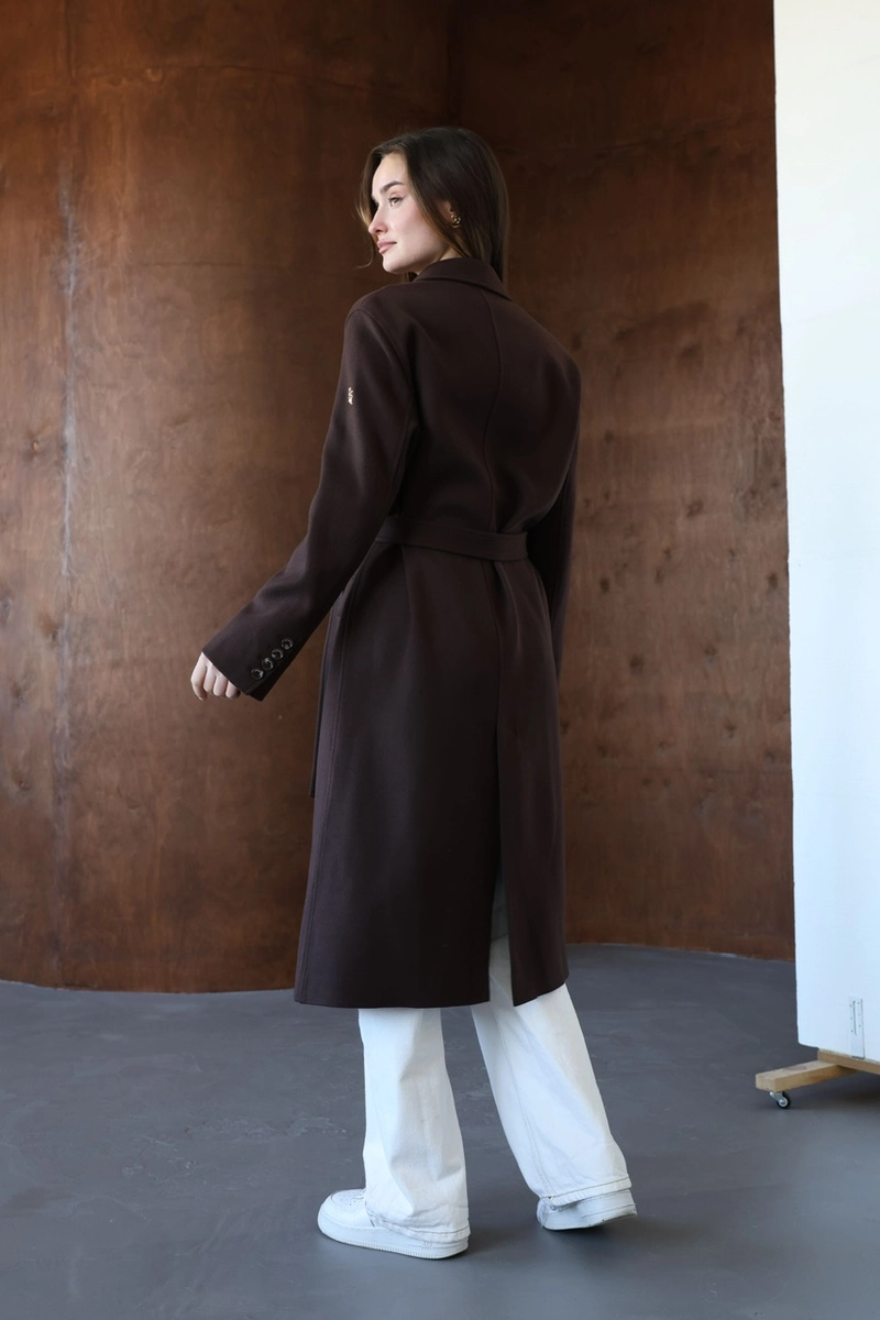 Classic cashmere coat in a trendy chocolate color