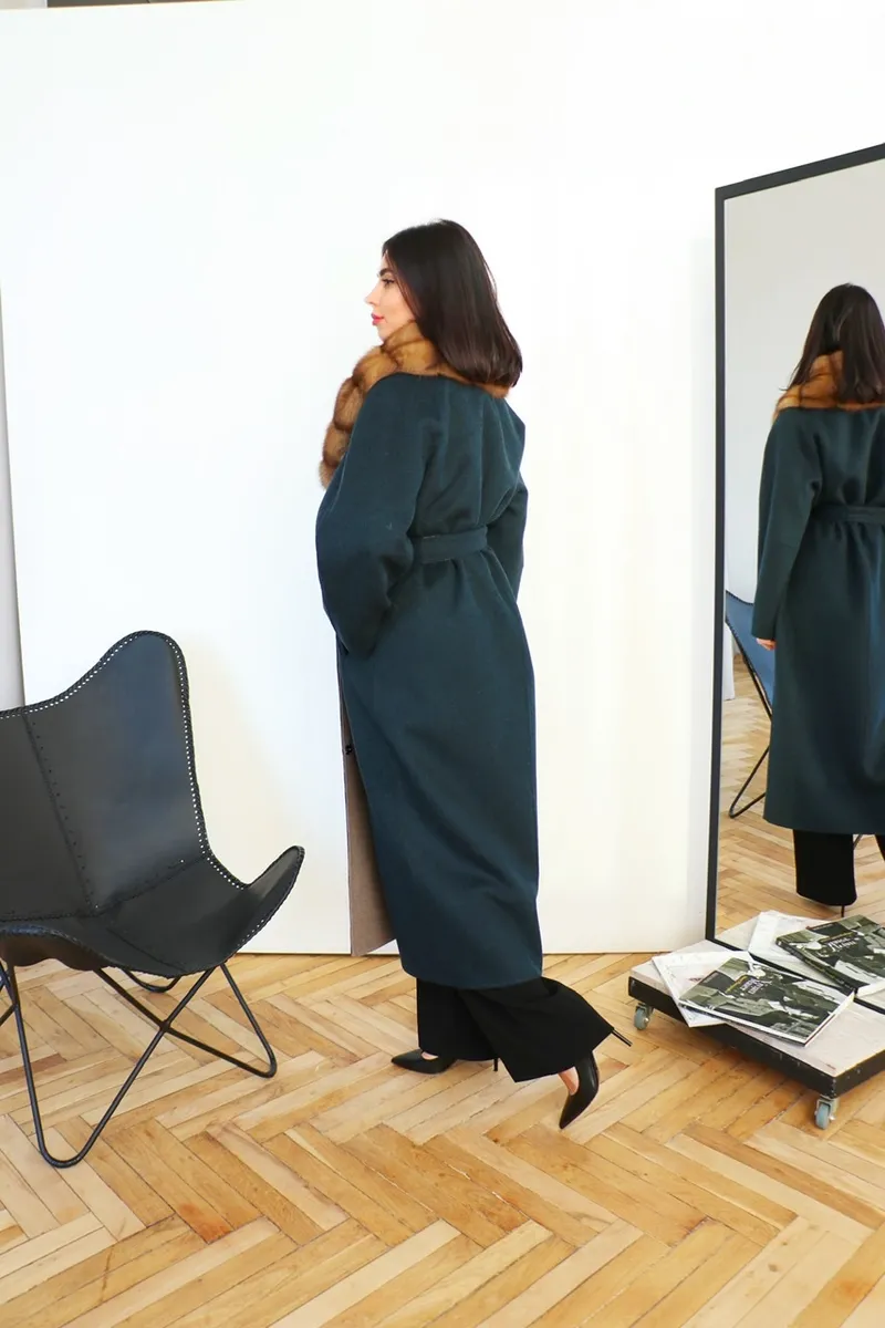 Coat in emerald color with sable fur