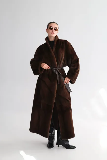 Maxi-length mink fur coat in the Brown shade