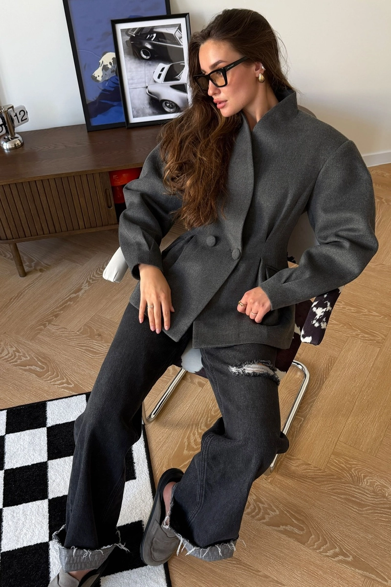 A cashmere jacket in a classic graphit color.
