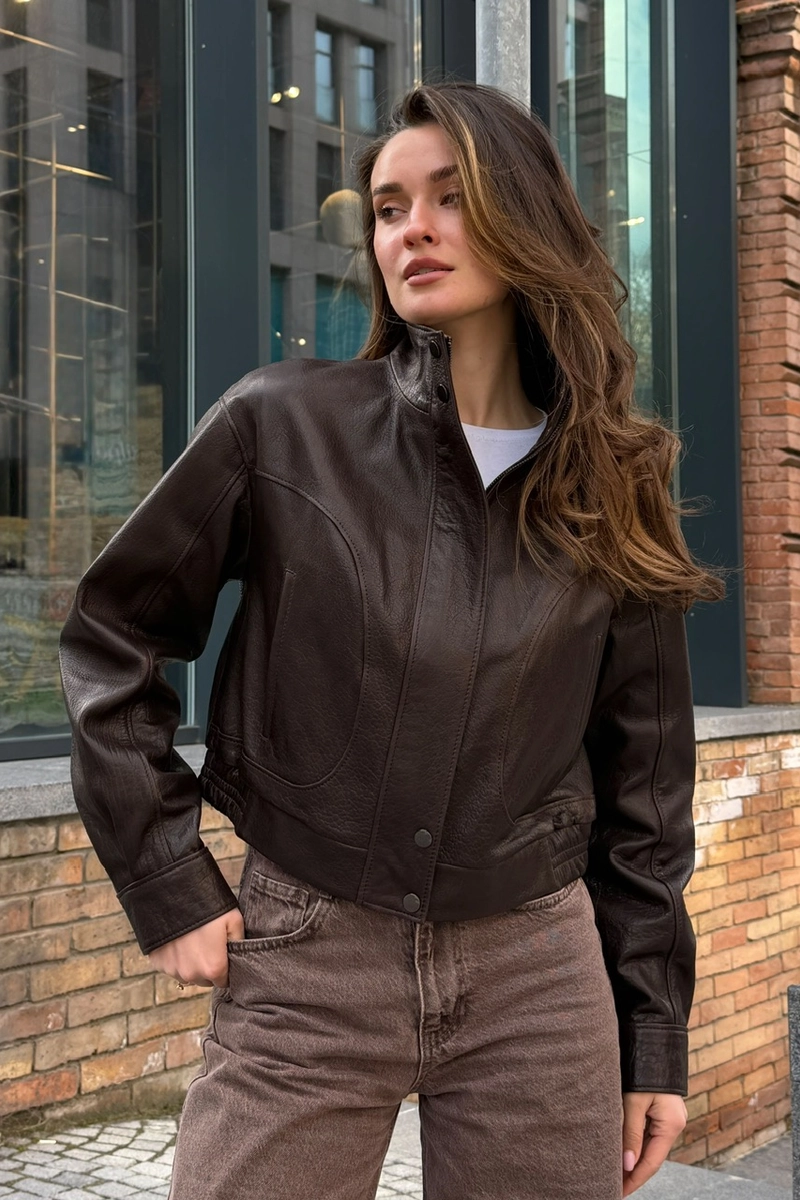 Cropped jacket made of textured leather in brown