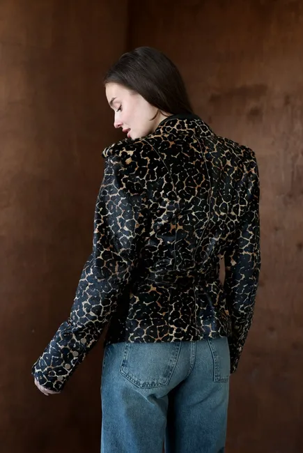Fitted jacket in Leo print