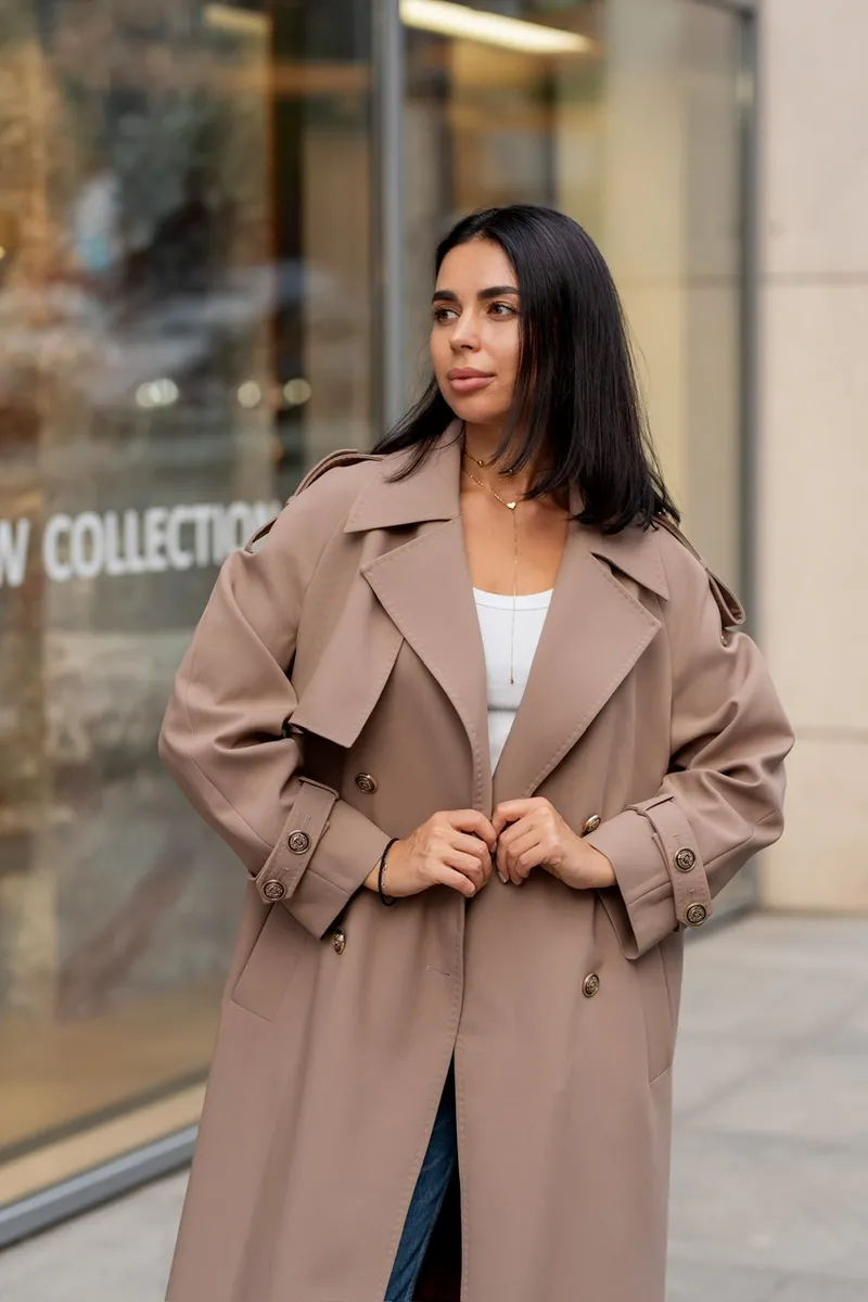 Basic trench coat with gold hardware