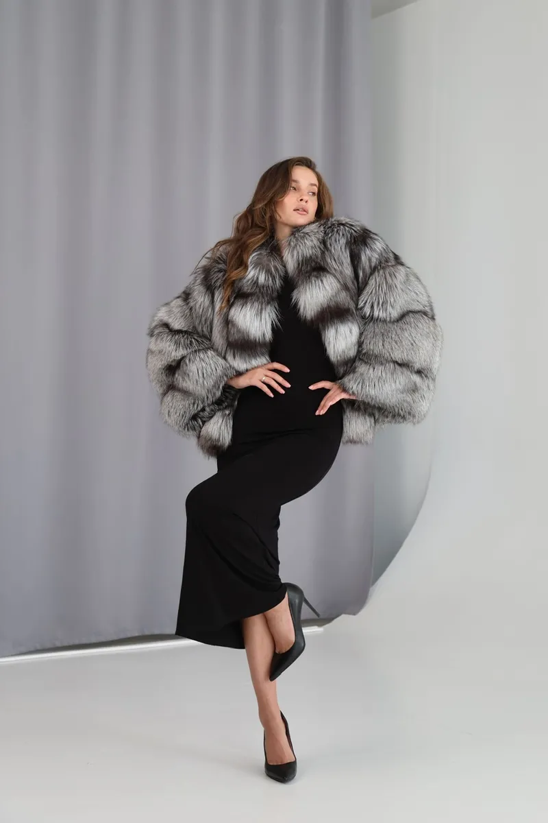 Укороченная шуба из меха лисицы в цвете SILVER