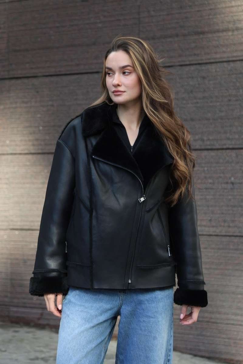 Relaxed-fit shearling coat with an English collar
