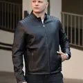 Чорна пряма куртка з фактурної шкіри 