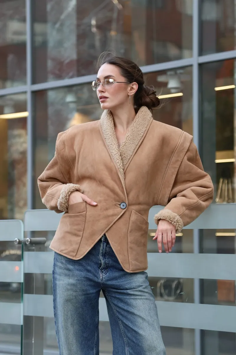 Fitted shearling coat in vintage style
