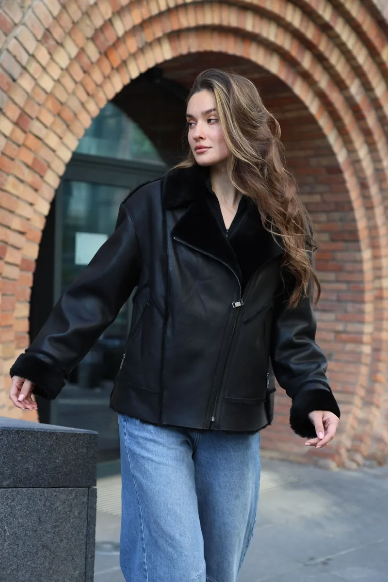 Relaxed-fit shearling coat with an English collar