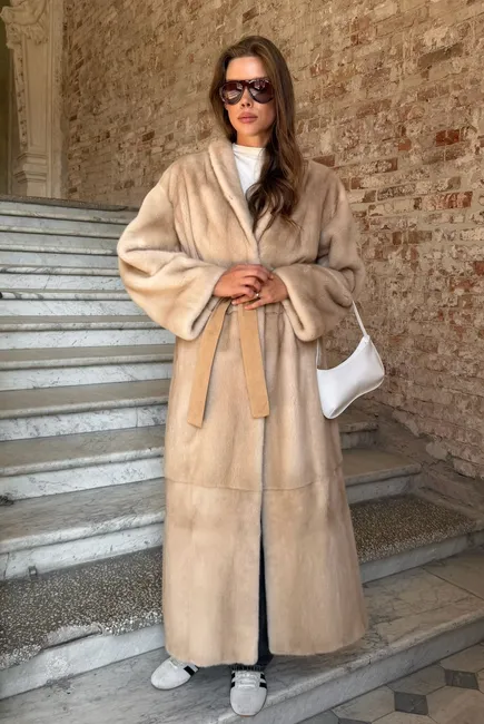 Норковая шуба maxi длины в оттенке Palomino Норковая шуба maxi длины в оттенке Palomino