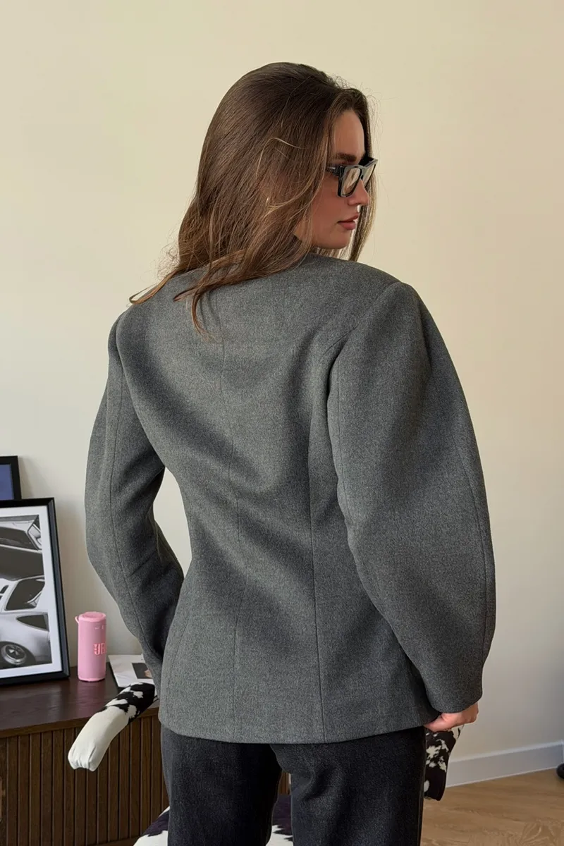 A cashmere jacket in a classic graphit color.