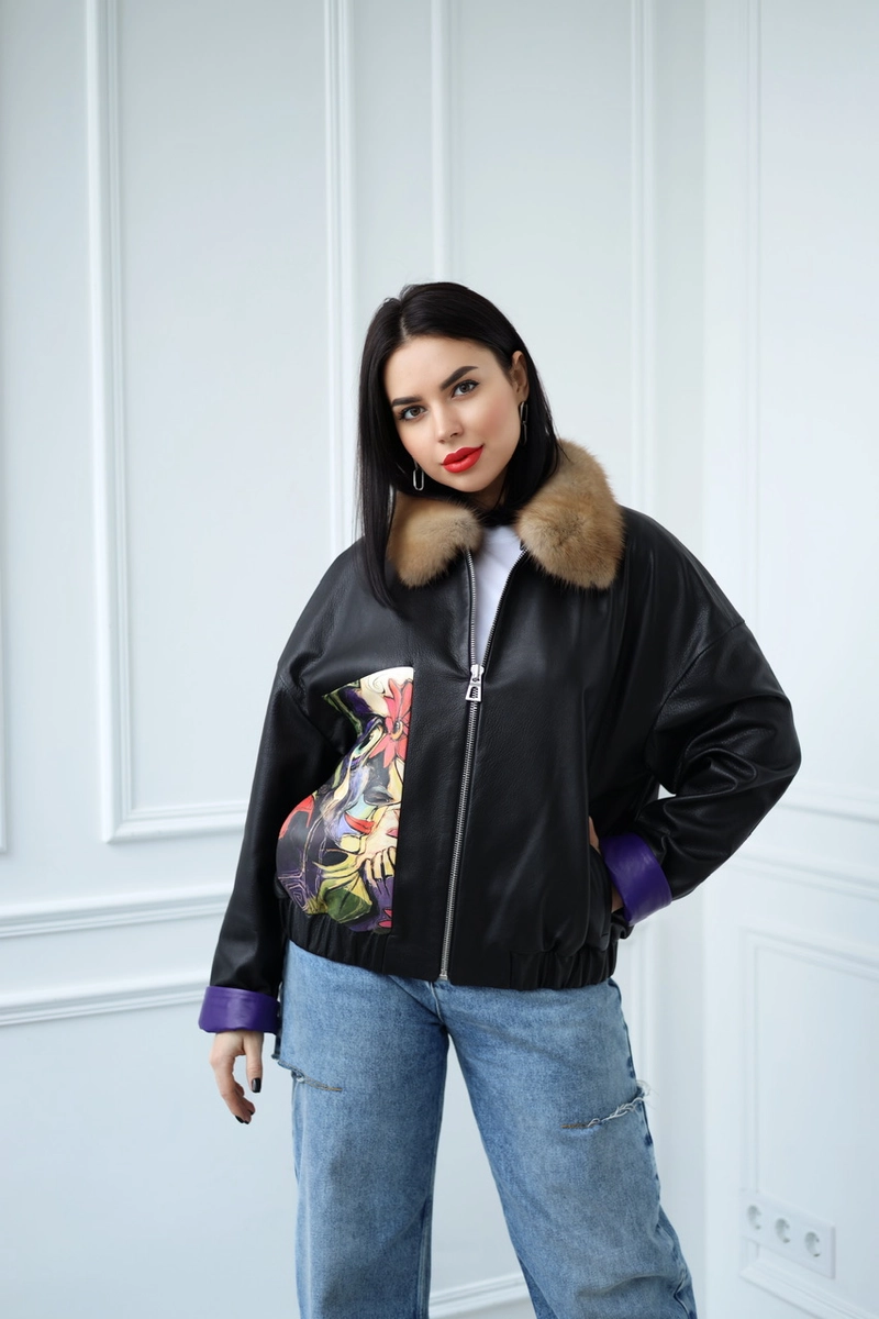 Шкіряна куртка з кольоровою аплікацією 