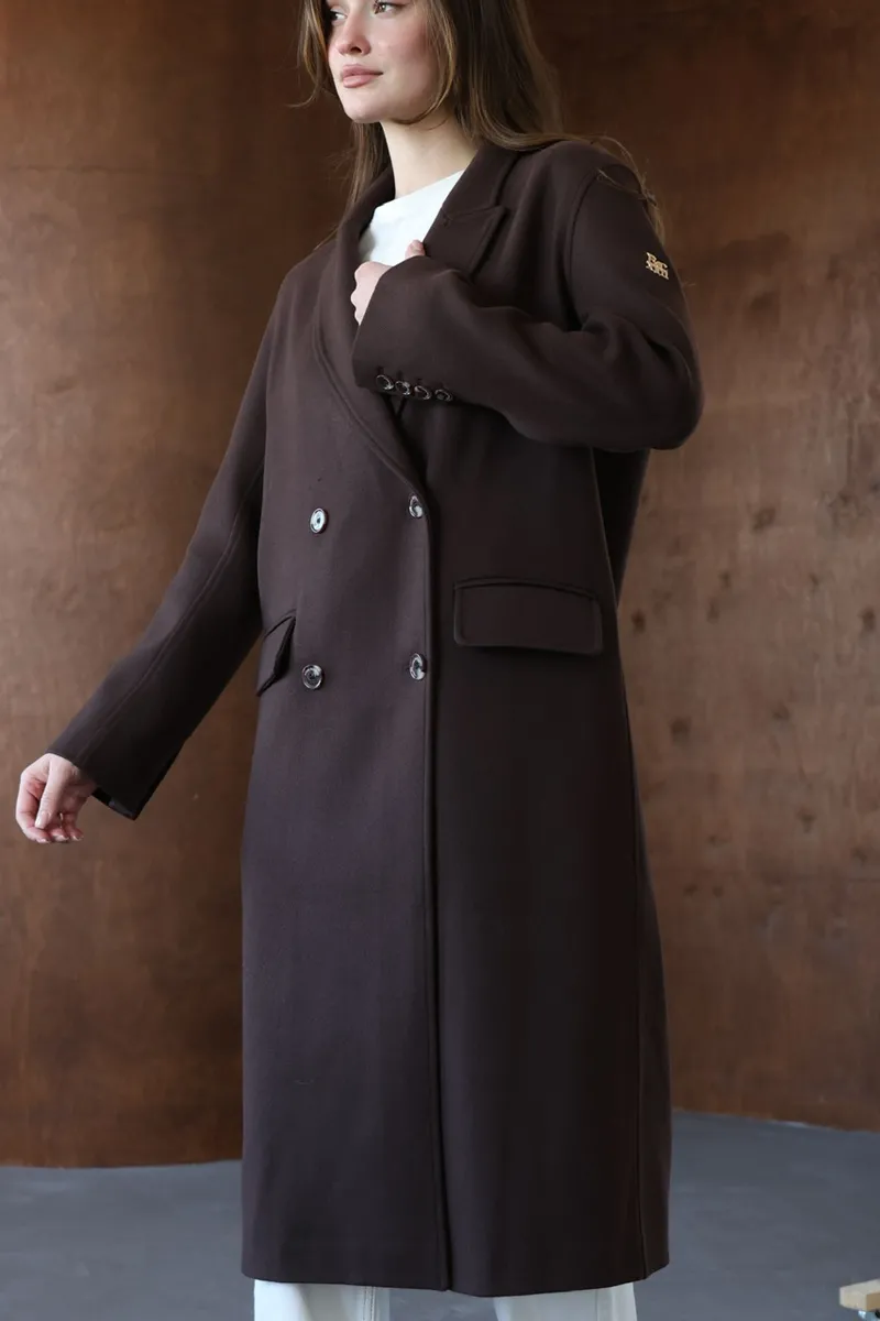 Classic cashmere coat in a trendy chocolate color