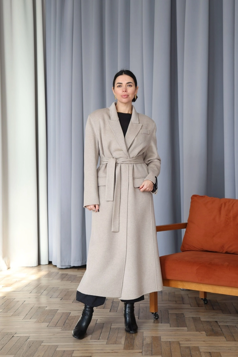 A full-length coat in a melange color
