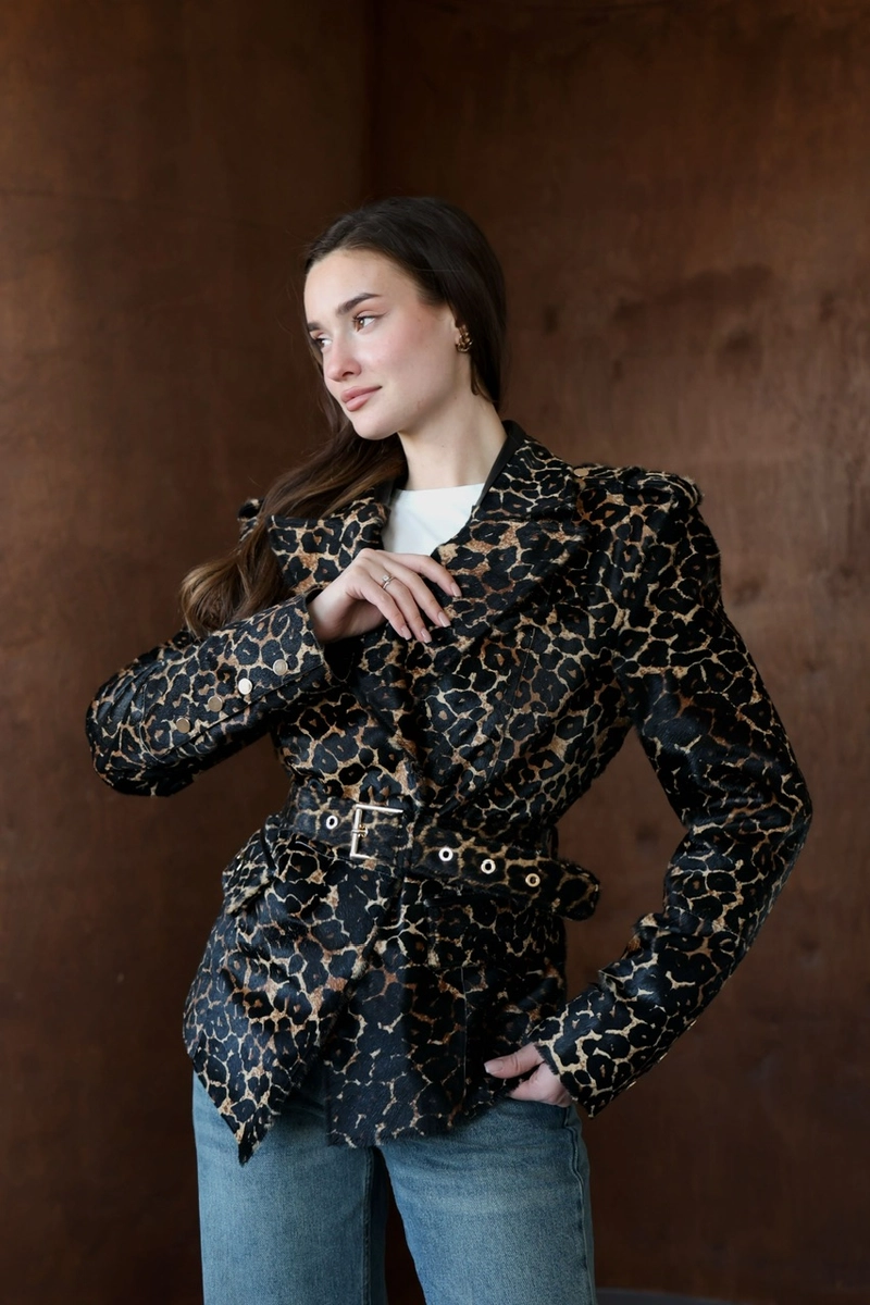 Fitted jacket in Leo print